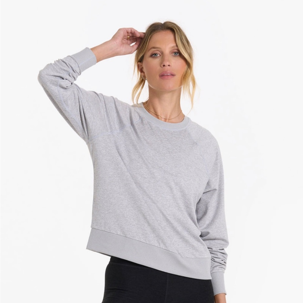Vuori Long Sleeve Halo Crew Women’s Dreamknit Pullover in Sz Small.
